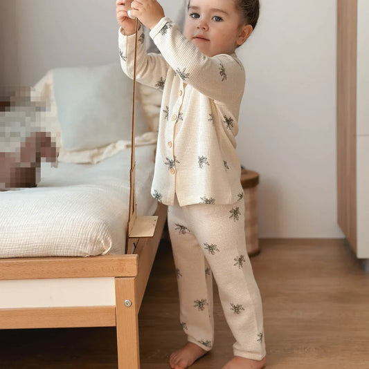 Natürlicher Komfort – Atmungsaktiver Kinderschlafanzug mit Blumen- und Tiermotiven