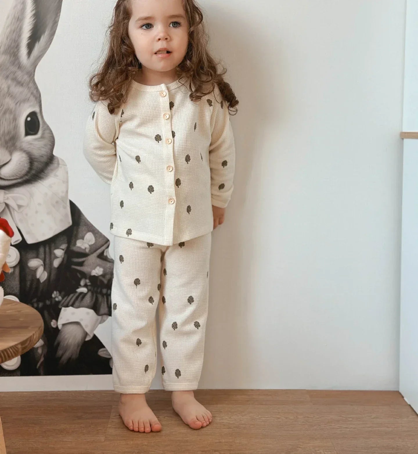 Natürlicher Komfort – Atmungsaktiver Kinderschlafanzug mit Blumen- und Tiermotiven