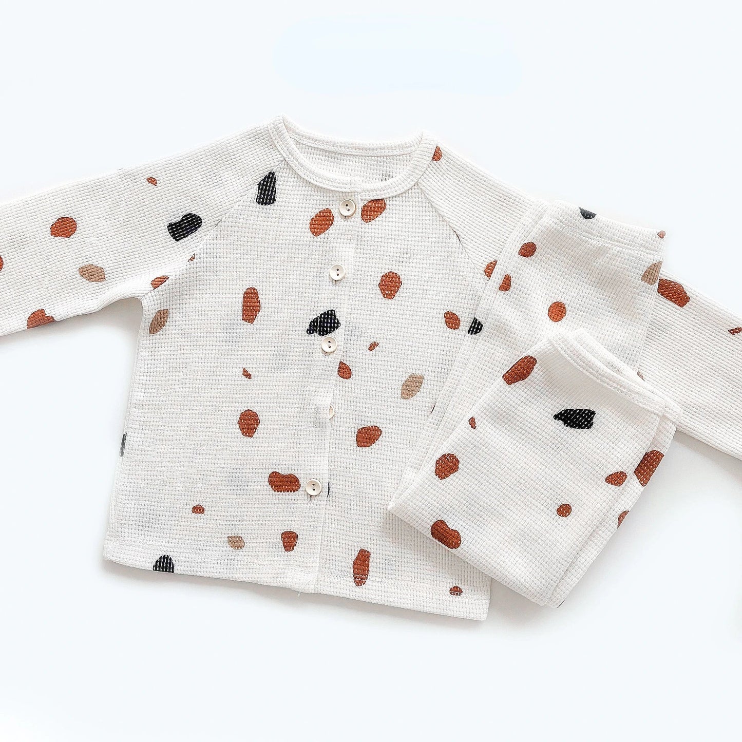 Natürlicher Komfort – Atmungsaktiver Kinderschlafanzug mit Blumen- und Tiermotiven