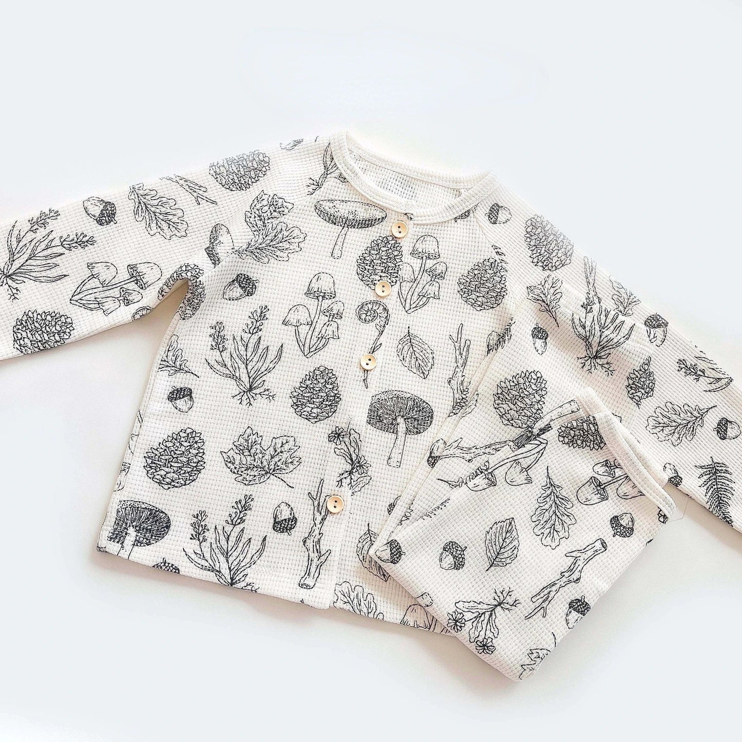 Natürlicher Komfort – Atmungsaktiver Kinderschlafanzug mit Blumen- und Tiermotiven