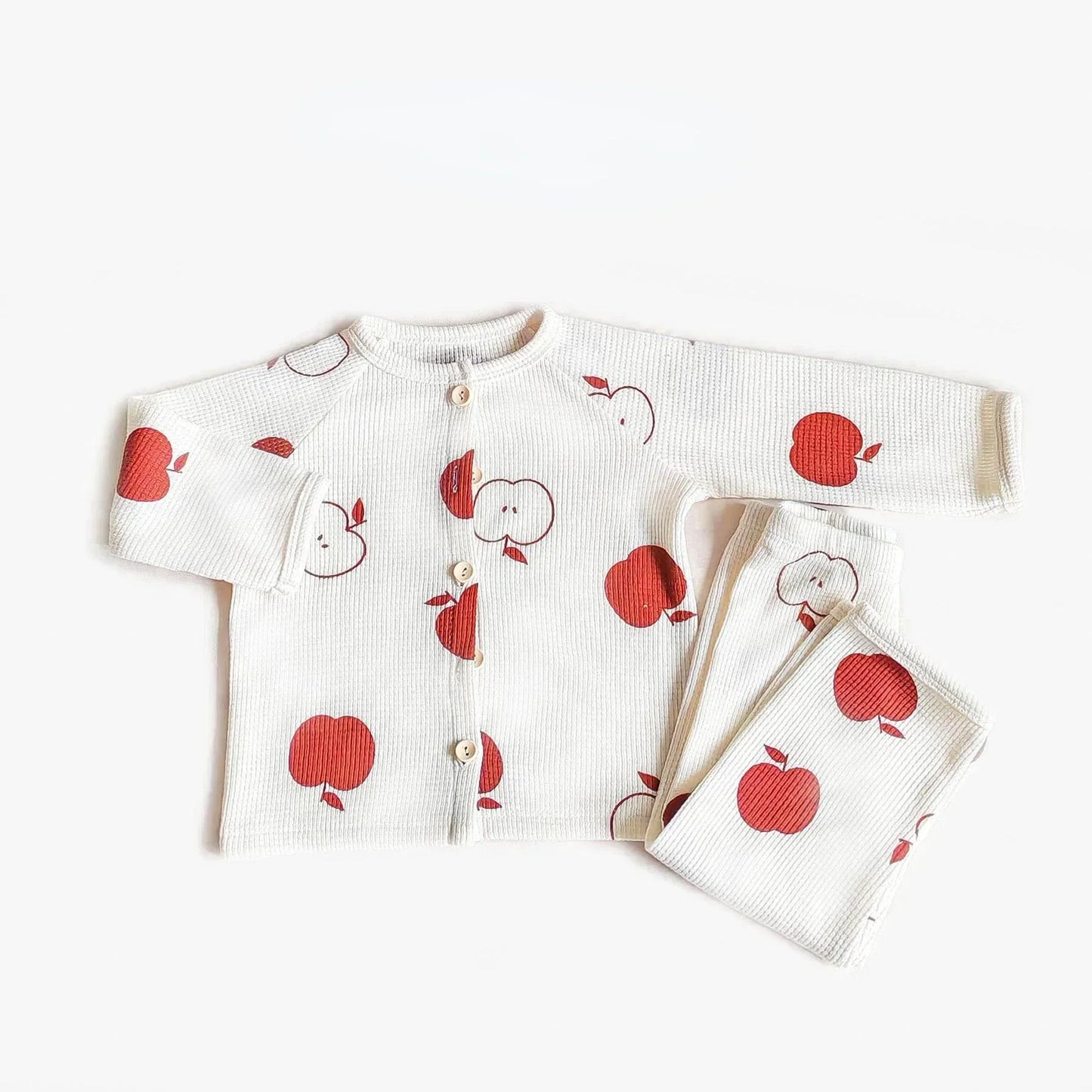 Natürlicher Komfort – Atmungsaktiver Kinderschlafanzug mit Blumen- und Tiermotiven