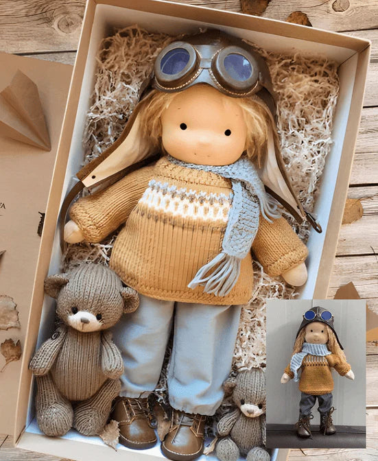 Handgefertigte Waldorf-Puppe aus Stoff