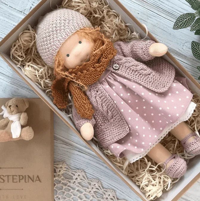 Handgefertigte Waldorf-Puppe aus Stoff