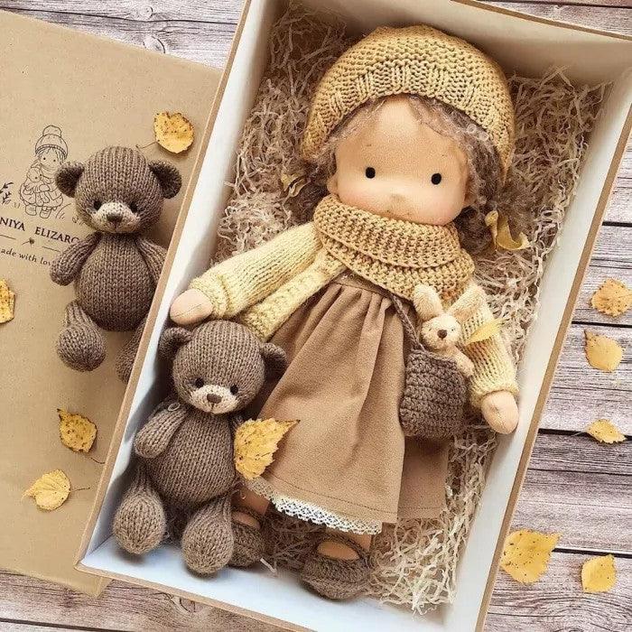 Handgefertigte Waldorf-Puppe aus Stoff
