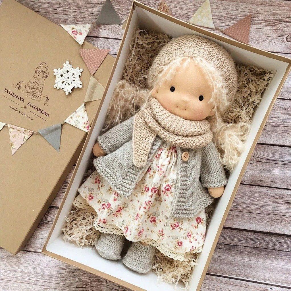 Handgefertigte Waldorf-Puppe aus Stoff