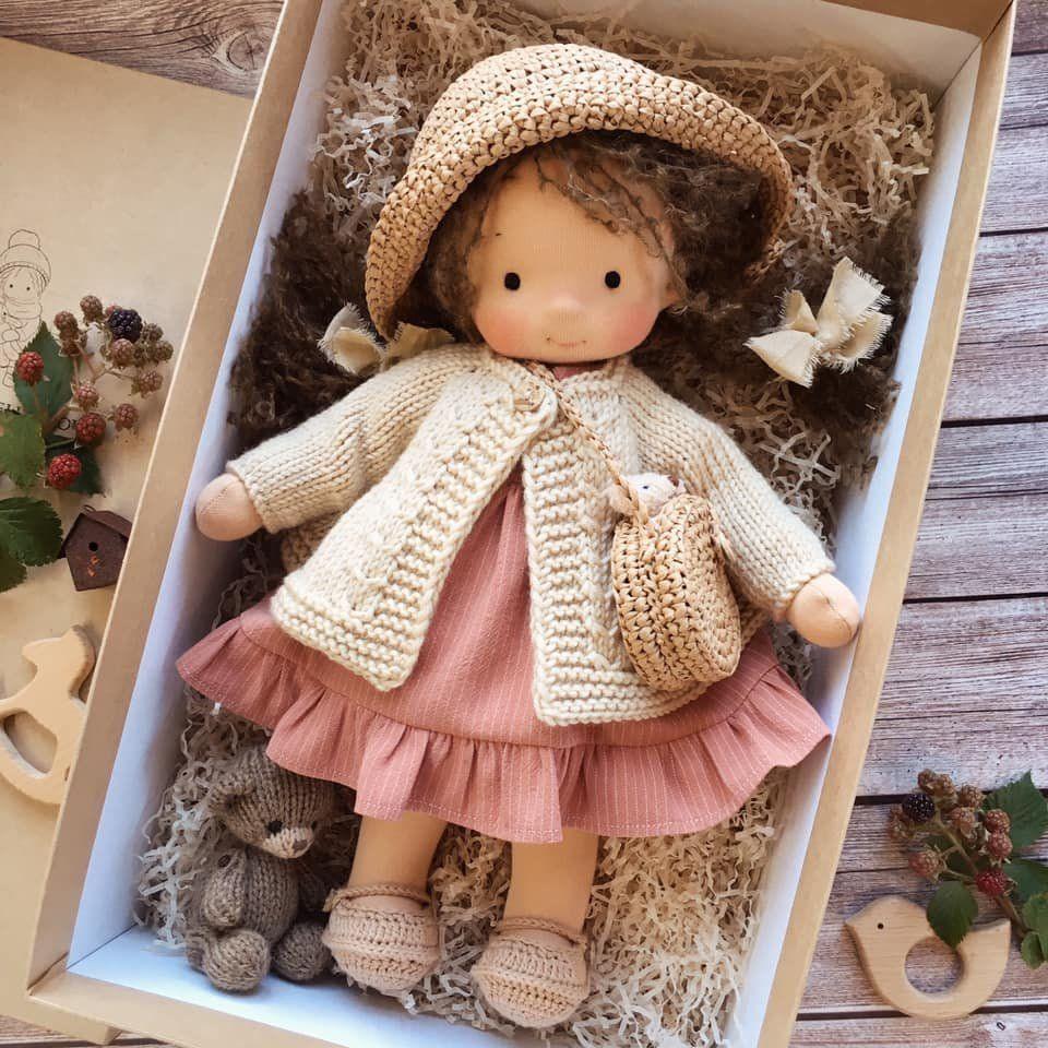 Handgefertigte Waldorf-Puppe aus Stoff
