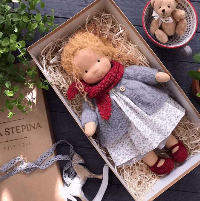 Handgefertigte Waldorf-Puppe aus Stoff