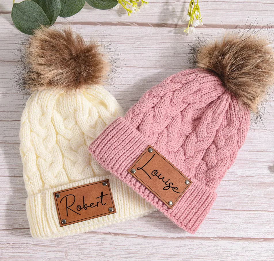 Individuelle Gestaltung – Personalisierte Strickmütze mit Namensschild und Zopfmuster