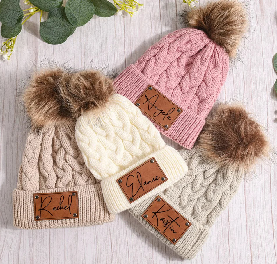 Individuelle Gestaltung – Personalisierte Strickmütze mit Namensschild und Zopfmuster