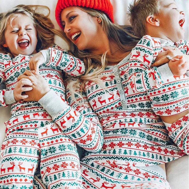 Weihnachtlicher Familienspaß – Festliche Pyjamas für unvergessliche Feiertage