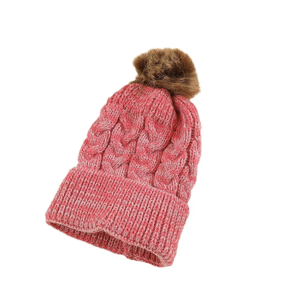 Individuelle Gestaltung – Personalisierte Strickmütze mit Namensschild und Zopfmuster