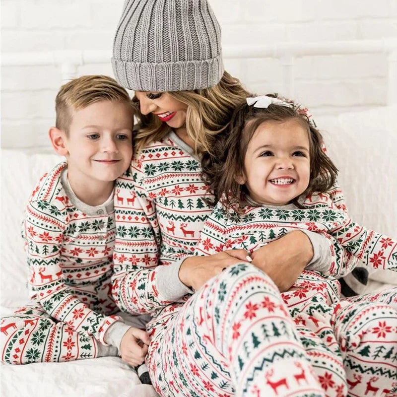 Weihnachtlicher Familienspaß – Festliche Pyjamas für unvergessliche Feiertage
