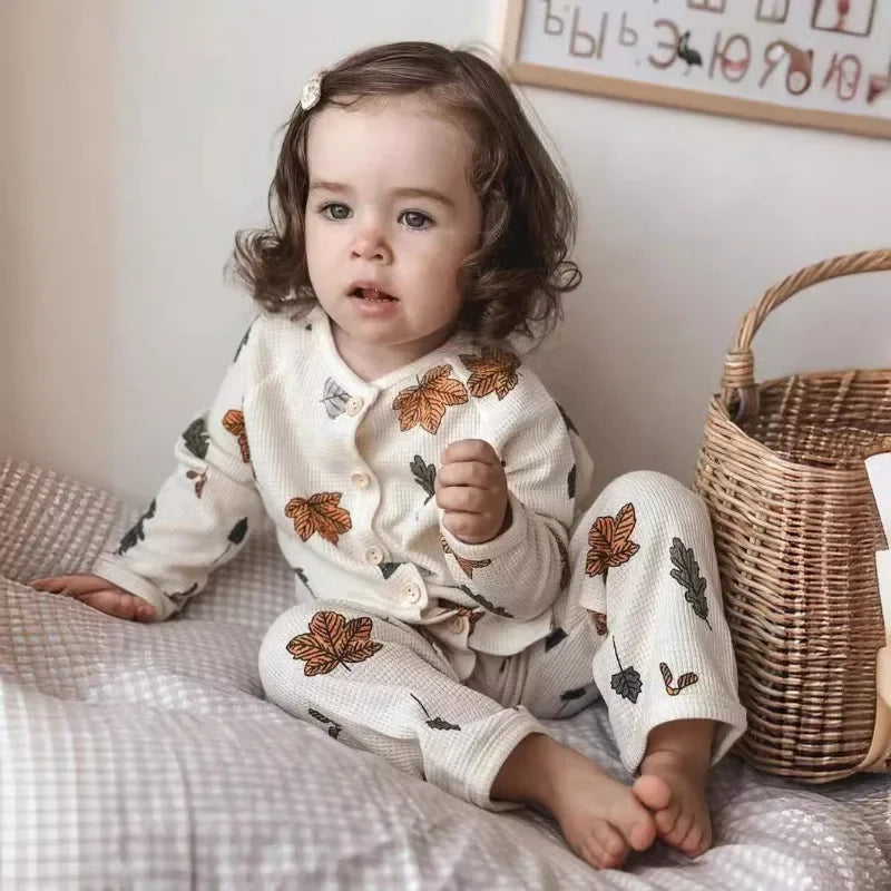 Natürlicher Komfort – Atmungsaktiver Kinderschlafanzug mit Blumen- und Tiermotiven