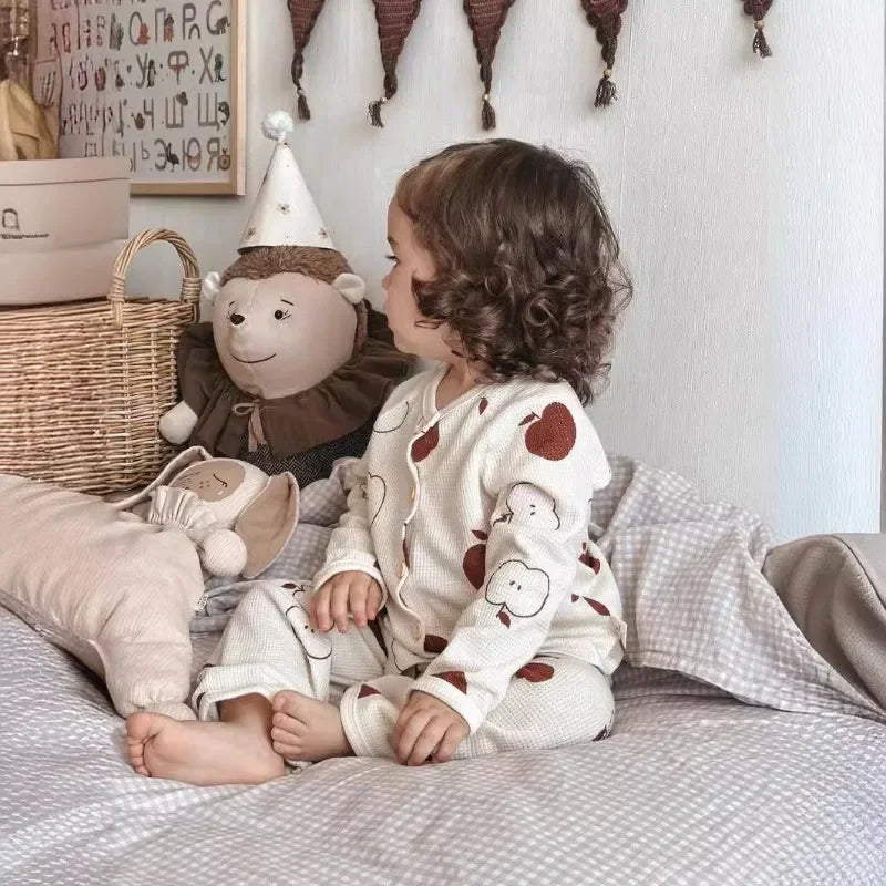 Natürlicher Komfort – Atmungsaktiver Kinderschlafanzug mit Blumen- und Tiermotiven