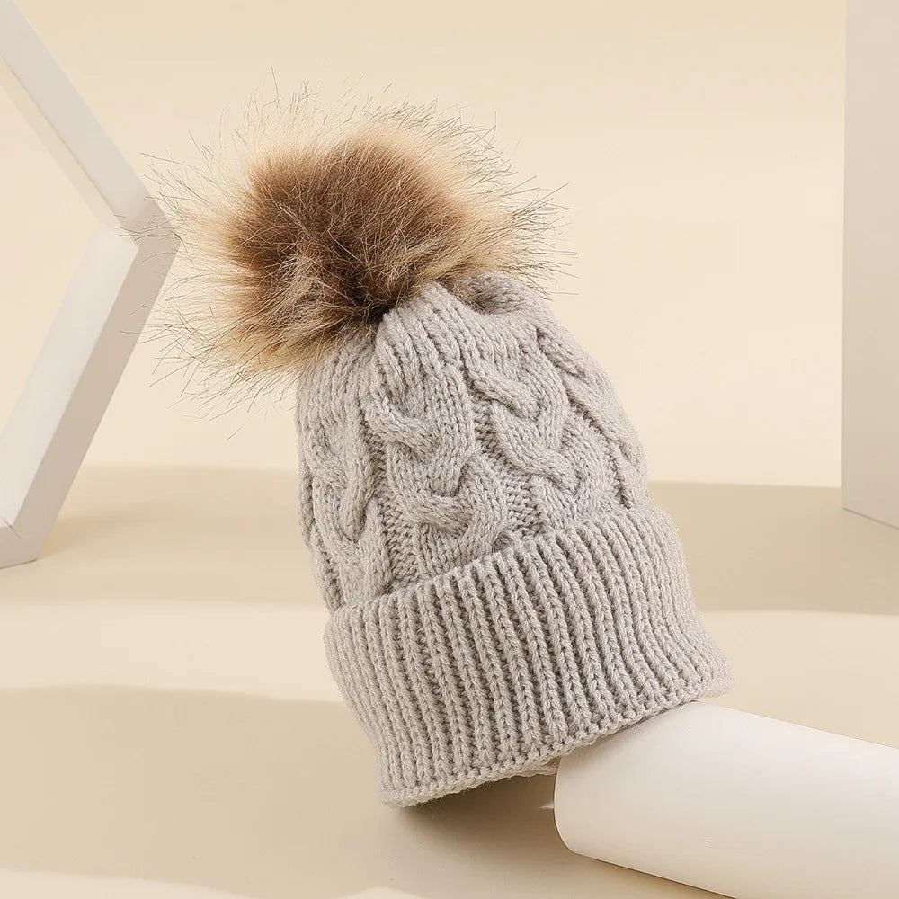 Individuelle Gestaltung – Personalisierte Strickmütze mit Namensschild und Zopfmuster