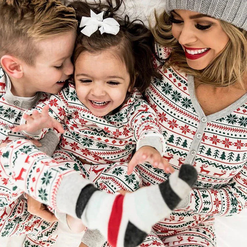Weihnachtlicher Familienspaß – Festliche Pyjamas für unvergessliche Feiertage
