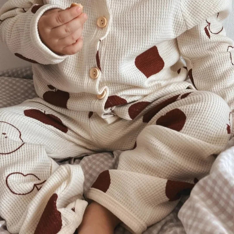 Natürlicher Komfort – Atmungsaktiver Kinderschlafanzug mit Blumen- und Tiermotiven