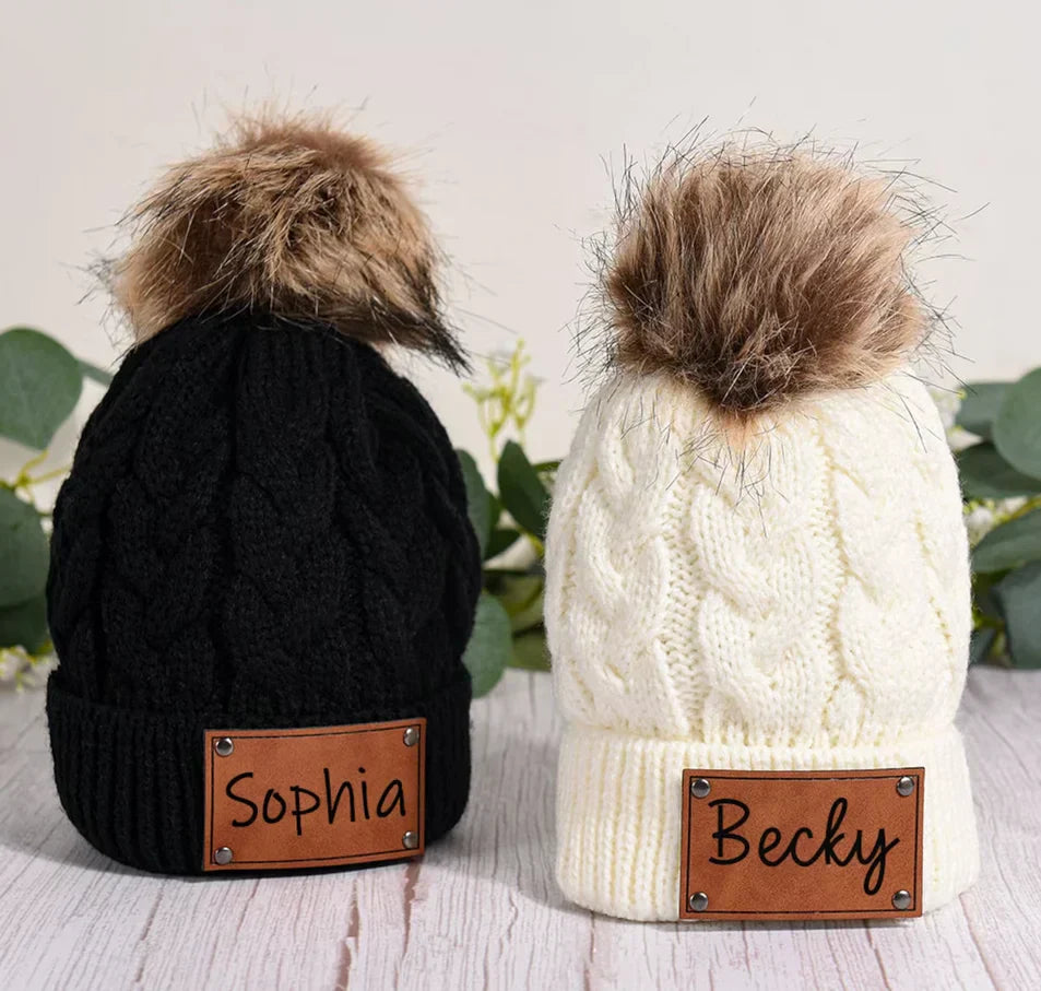Individuelle Gestaltung – Personalisierte Strickmütze mit Namensschild und Zopfmuster