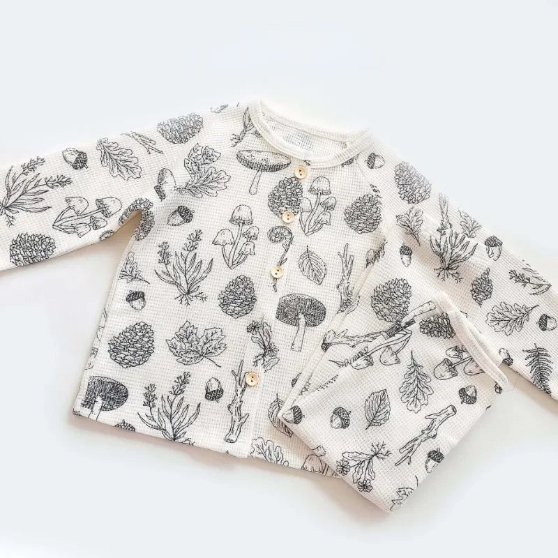 Natürlicher Komfort – Atmungsaktiver Kinderschlafanzug mit Blumen- und Tiermotiven