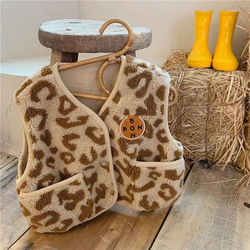 Modische Kinderweste – Flauschige Weste im Leoparden-Design