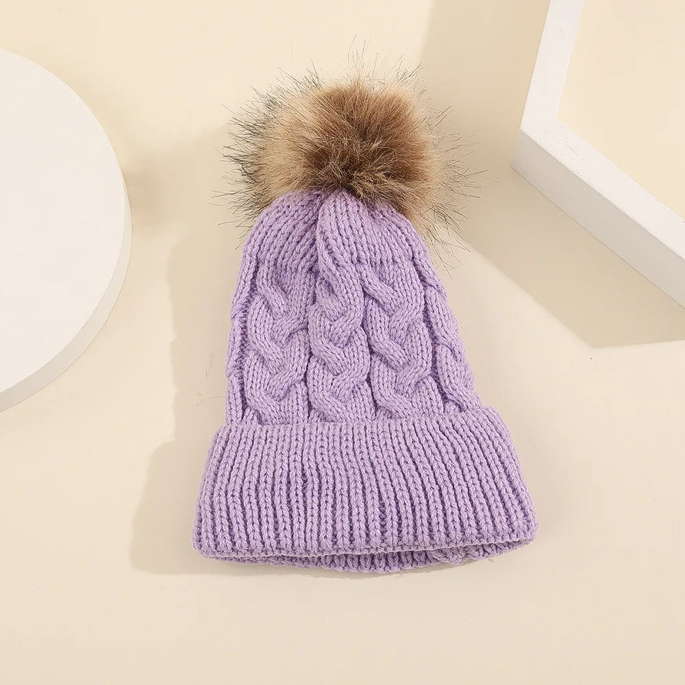 Individuelle Gestaltung – Personalisierte Strickmütze mit Namensschild und Zopfmuster
