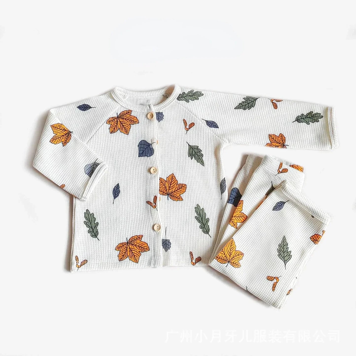 Natürlicher Komfort – Atmungsaktiver Kinderschlafanzug mit Blumen- und Tiermotiven