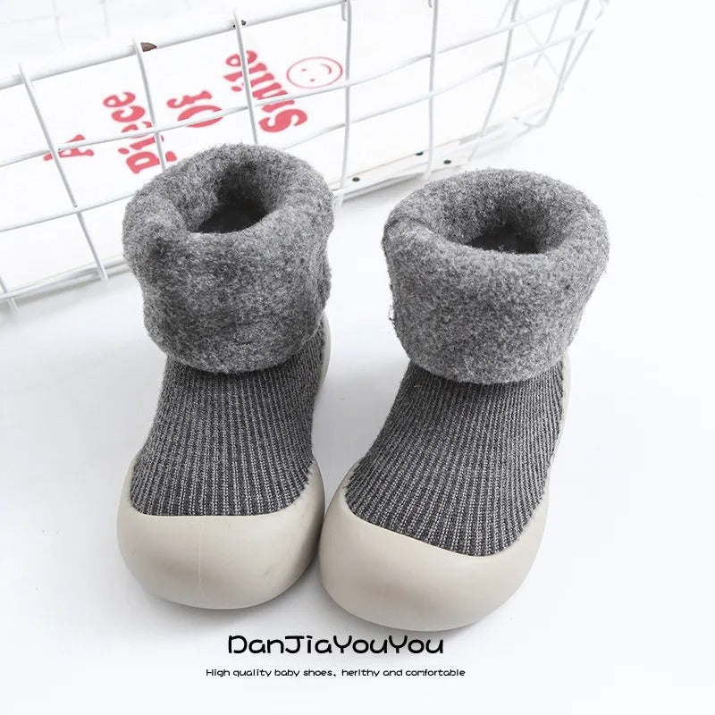 Kuschelige Baby-Socken für warme Füße und sicheren Halt