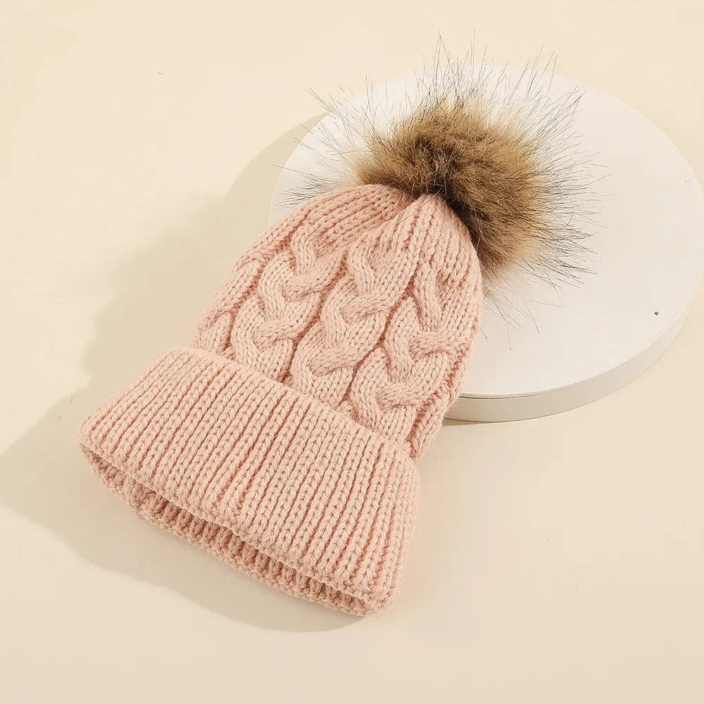 Individuelle Gestaltung – Personalisierte Strickmütze mit Namensschild und Zopfmuster