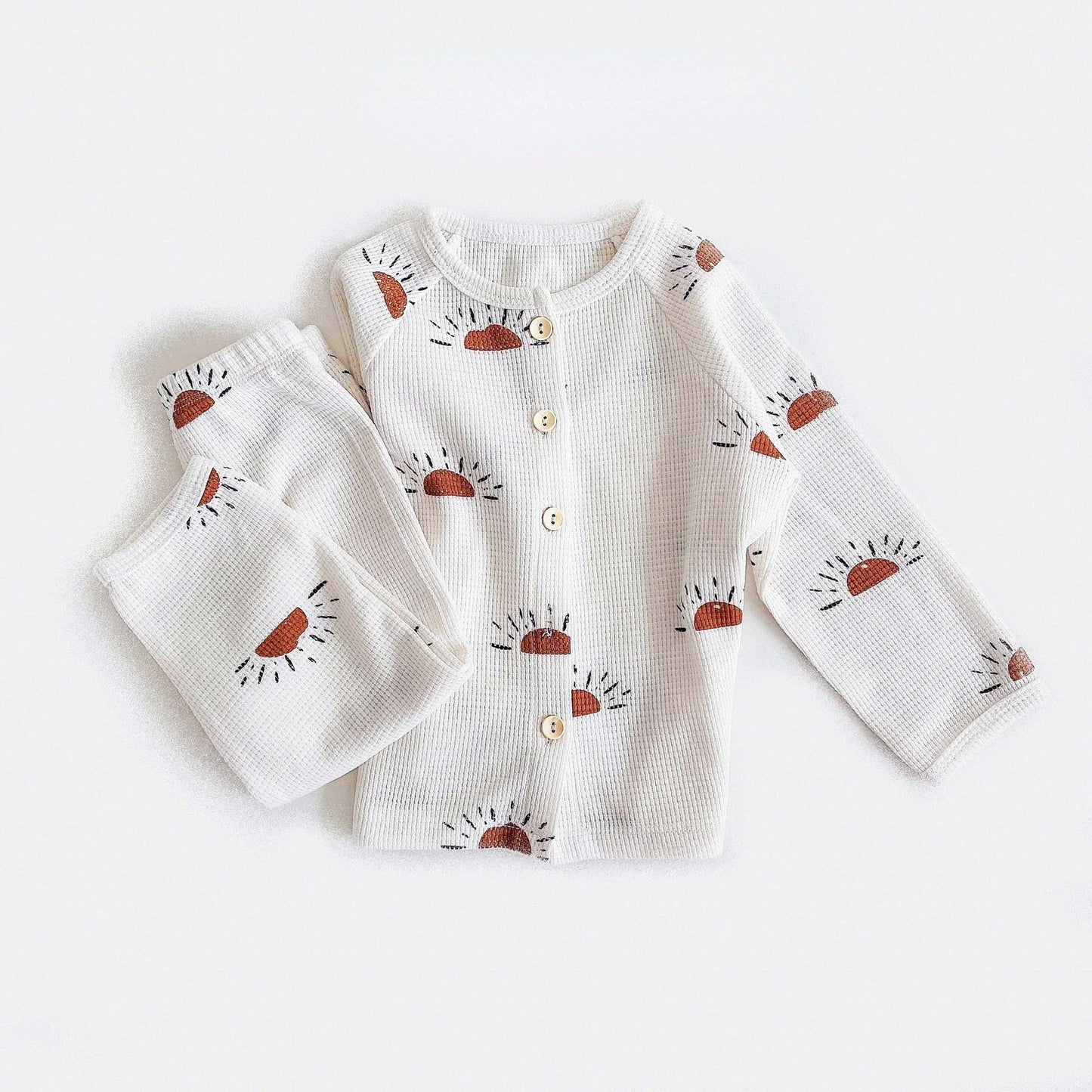 Natürlicher Komfort – Atmungsaktiver Kinderschlafanzug mit Blumen- und Tiermotiven