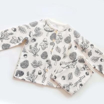 Natürlicher Komfort – Atmungsaktiver Kinderschlafanzug mit Blumen- und Tiermotiven