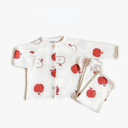 Natürlicher Komfort – Atmungsaktiver Kinderschlafanzug mit Blumen- und Tiermotiven