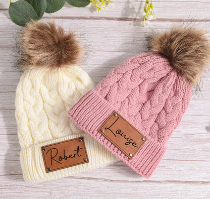 Individuelle Gestaltung – Personalisierte Strickmütze mit Namensschild und Zopfmuster