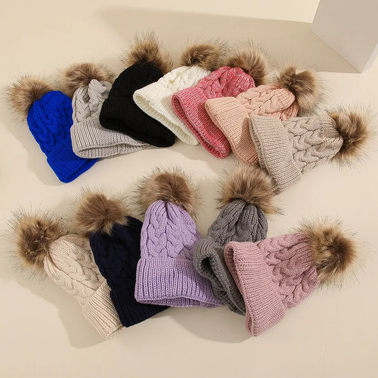 Individuelle Gestaltung – Personalisierte Strickmütze mit Namensschild und Zopfmuster