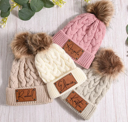 Individuelle Gestaltung – Personalisierte Strickmütze mit Namensschild und Zopfmuster