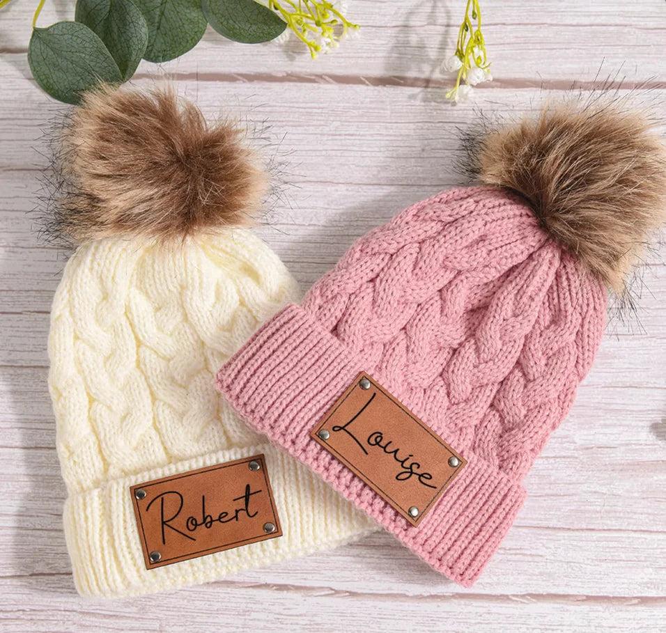 Individuelle Gestaltung – Personalisierte Strickmütze mit Namensschild und Zopfmuster