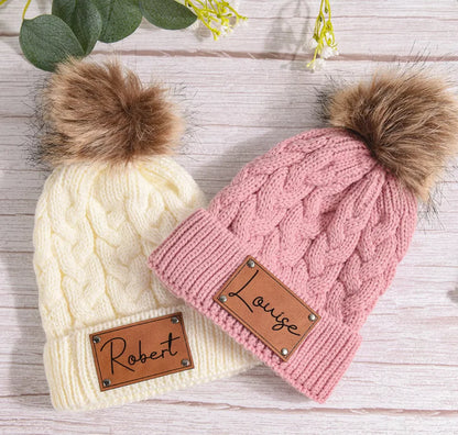 Individuelle Gestaltung – Personalisierte Strickmütze mit Namensschild und Zopfmuster