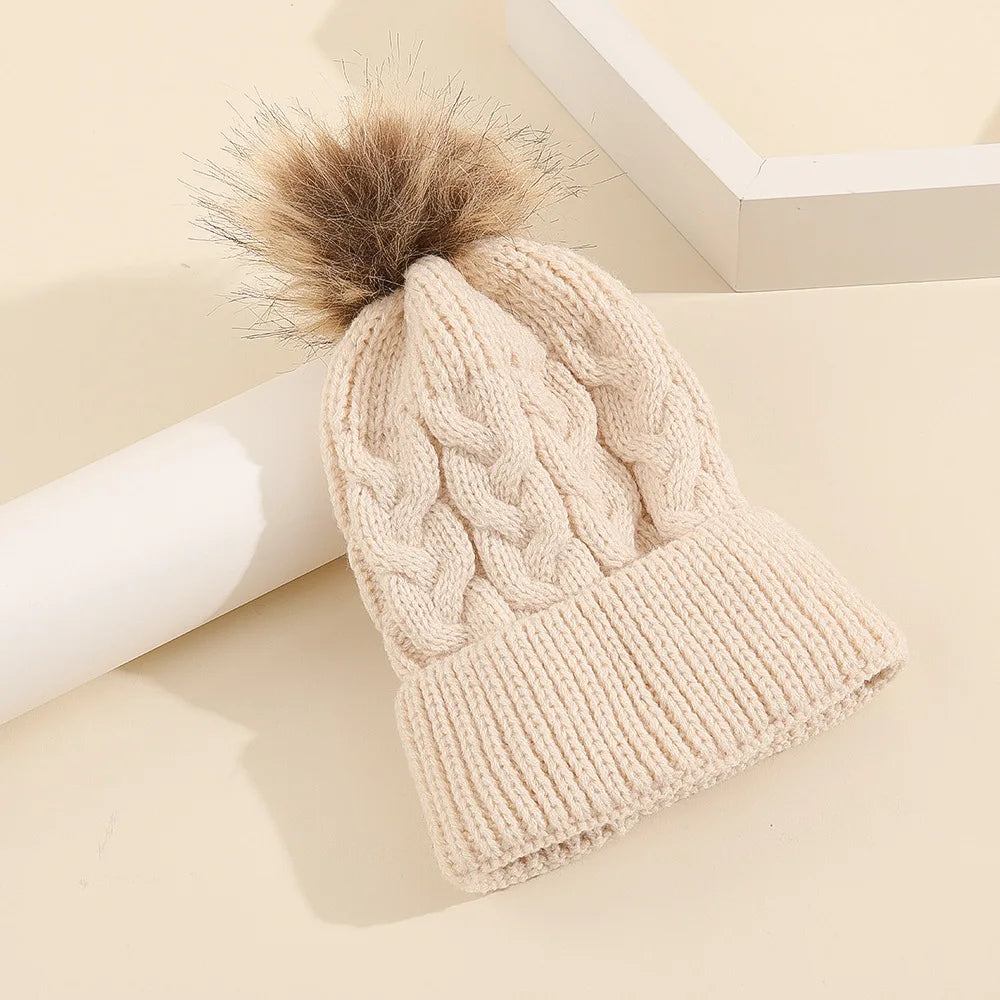 Individuelle Gestaltung – Personalisierte Strickmütze mit Namensschild und Zopfmuster