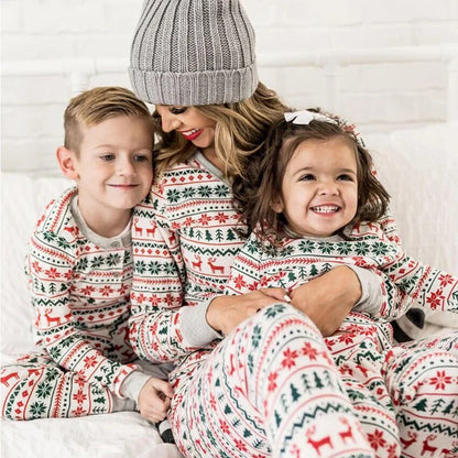 Weihnachtlicher Familienspaß – Festliche Pyjamas für unvergessliche Feiertage