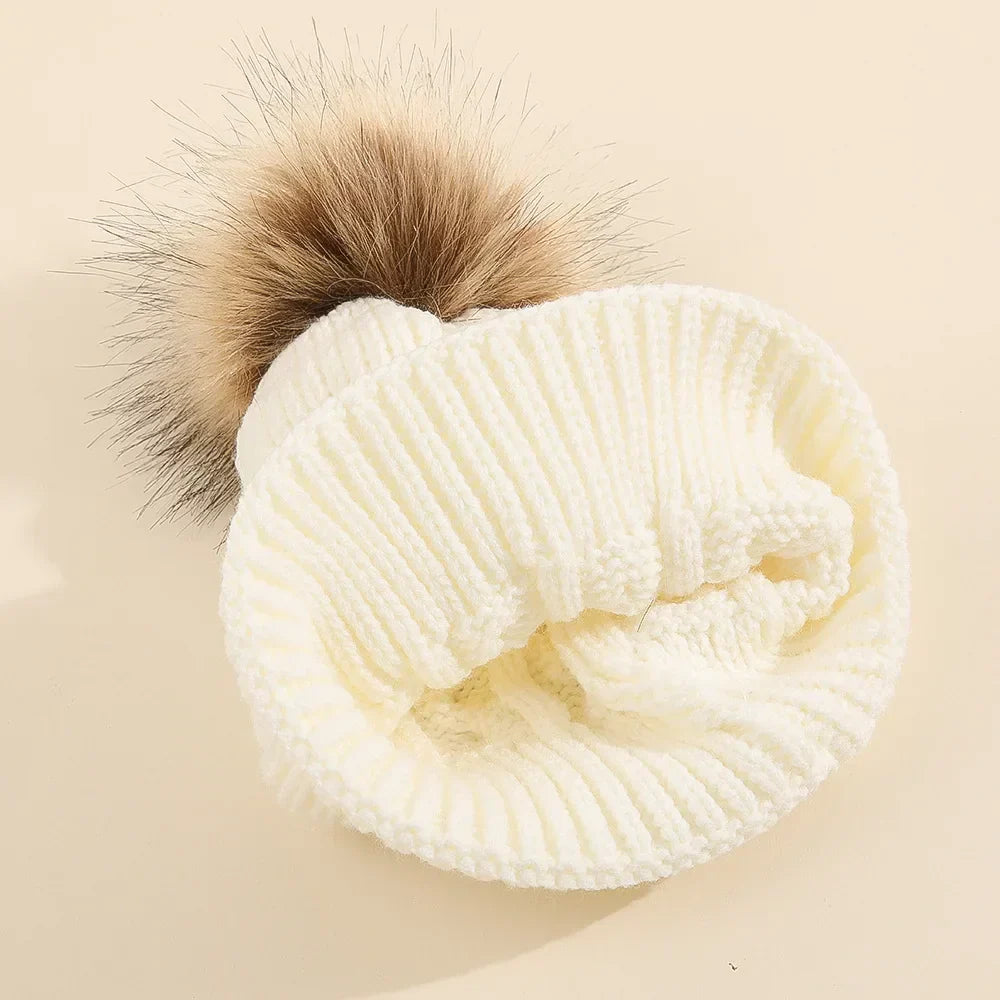 Individuelle Gestaltung – Personalisierte Strickmütze mit Namensschild und Zopfmuster