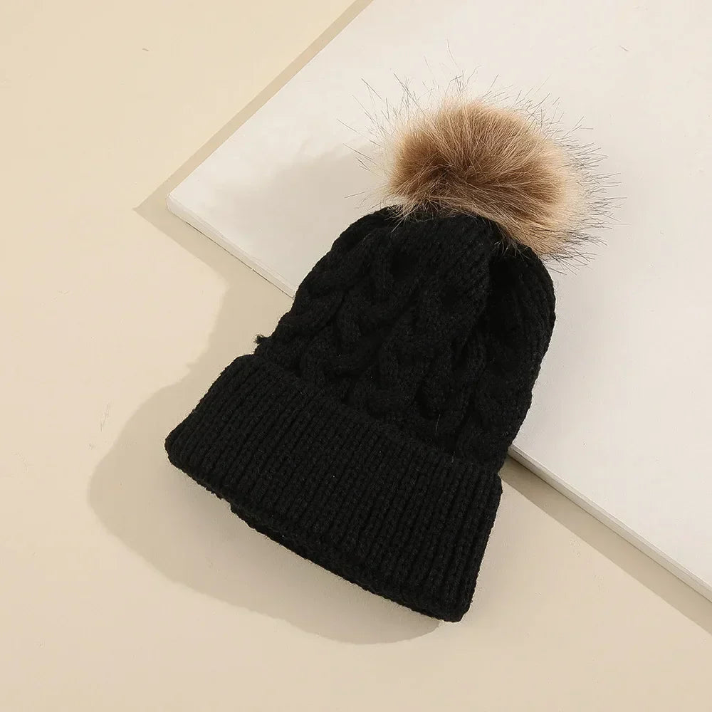 Individuelle Gestaltung – Personalisierte Strickmütze mit Namensschild und Zopfmuster
