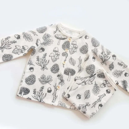 Natürlicher Komfort – Atmungsaktiver Kinderschlafanzug mit Blumen- und Tiermotiven