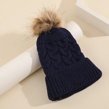 Individuelle Gestaltung – Personalisierte Strickmütze mit Namensschild und Zopfmuster