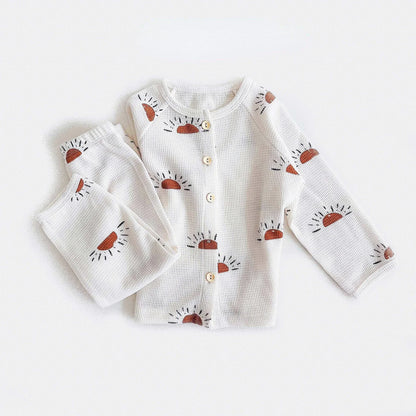 Natürlicher Komfort – Atmungsaktiver Kinderschlafanzug mit Blumen- und Tiermotiven